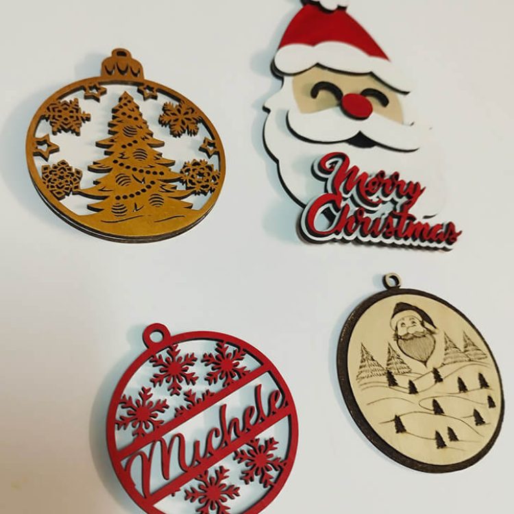 babbo natale e palline, addobbi di natale incisi in legno e altri materiali